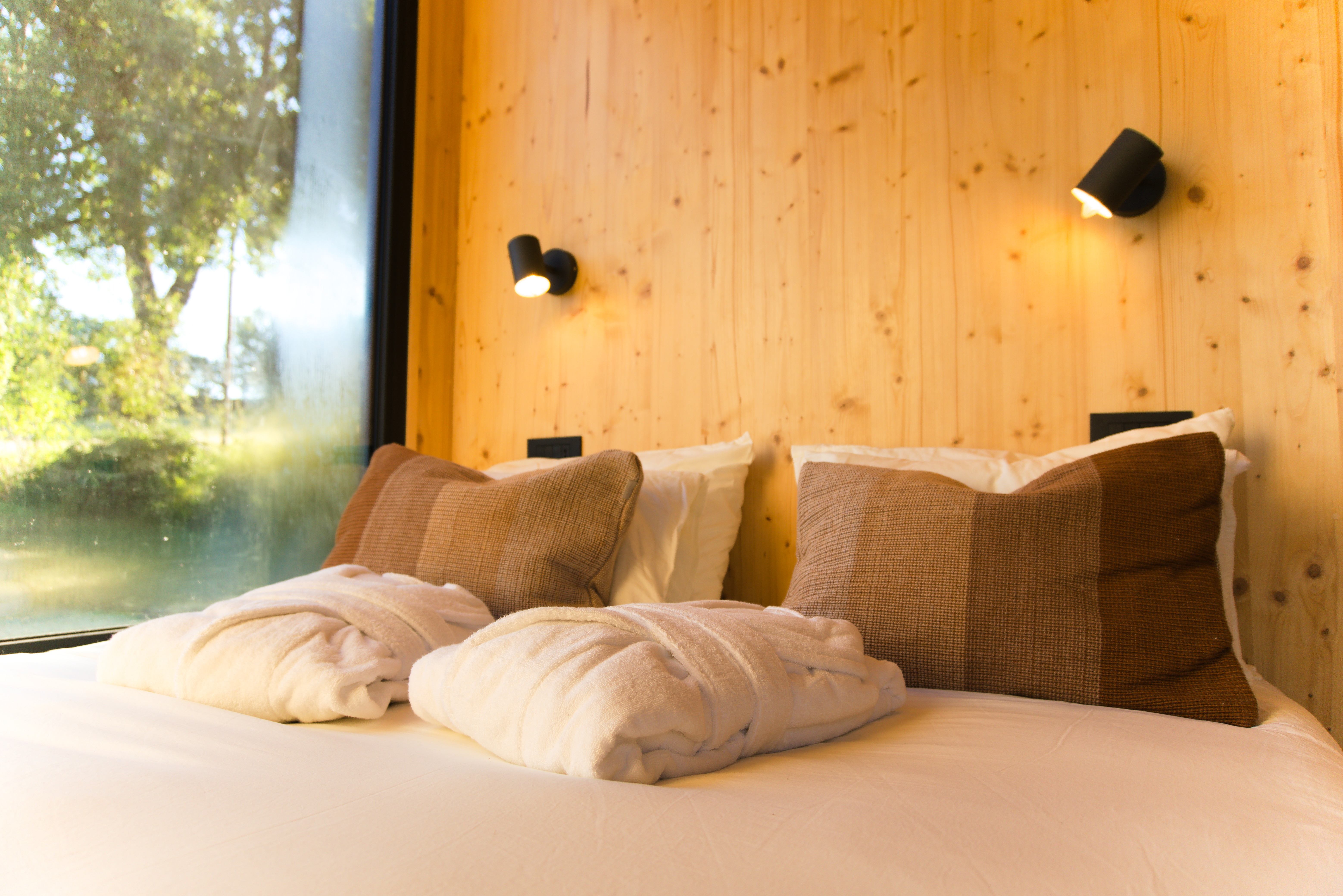 Interno con accappatoi sul letto